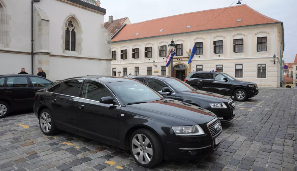 z1411j29Zagreb, 14.11.2013. (novosti)- Markov trg - Sluzbeni automobili (vozila, vozni park), u pozadini Banski dvori, Vlada RH- Foto Darko JELINEK