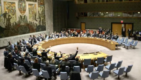 epa05682346 The United Nations Security Council votes to approve a resolution to send United Nations observers to witness the evacuation of people from the city of Aleppo, Syria, at United Nations headquarters in New York, New York, USA, 19 December 2016. EPA/JUSTIN LANE