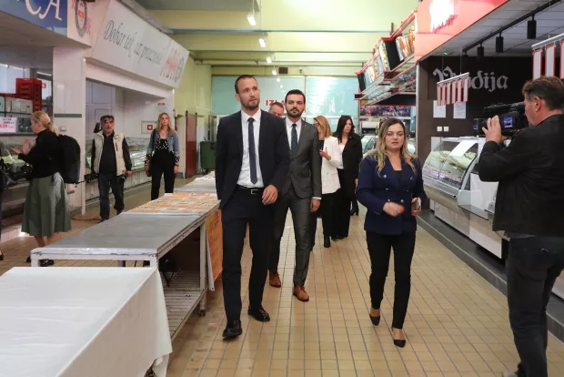 Osijek, 28. 10. 2024, Jasenka Crnković, Dragan Vulin, Ivana Davidović s ministrom regionalnog razvoja i fondova Europske unije, &Scaron;imom Erlićem obi&scaron;li su glavnu osječku tržnicu čija će rekostrukcija biti financirana u okviru ITU mehanizma...snimio GOJKO MITIĆ