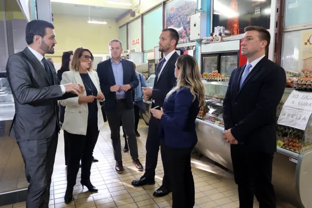 Osijek, 28. 10. 2024, Jasenka Crnković, Dragan Vulin, Ivana Davidović s ministrom regionalnog razvoja i fondova Europske unije, &Scaron;imom Erlićem obi&scaron;li su glavnu osječku tržnicu čija će rekostrukcija biti financirana u okviru ITU mehanizma...snimio GOJKO MITIĆ