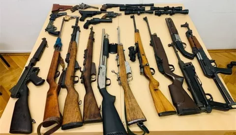  Policija je u kući u Segetu Donjem prona&scaron;la oružje, streljivo i drogu, a protiv 42-godi&scaron;njeg mu&scaron;karca podnesena je kaznena prijava, priopćila je u nedjelju Policijska uprava Splitsko-dalmatinska.Pronađeno je 11 pu&scaron;aka, od čega tri automatske, jedna poluautomatska, dvije sačmarice, tri pu&scaron;ke karabinske i dvije zračne pu&scaron;ke.Također je pronađeno 10 spremnika za automatske pu&scaron;ke, sedam pi&scaron;tolja, pet komada optičkih ciljnika za pu&scaron;ke, 10 kilograma privrednog i plastičnog eksploziva, 36 komada detonatorskih kapisla, 32 metra sporogorećeg &scaron;tapina, četiri metra detonatorskog &scaron;tapina, tri minobacačke mine, tri bombe i 1171 komad različitog vrsta streljiva.Osim toga, pronađeno je 426 grama droge amfetamin, 717 grama dopune za drogu (glutamin) i dva aparata za vakumiranje s tragovima droge, navodi se u policijskom izvje&scaron;ću.Uz vi&scaron;e komada različitih dijelova za oružje, pronađena je i veća količina domaćeg i stranog novca, ukupno u protuvrijednosti vi&scaron;e od pola milijuna kuna.Nakon dovr&scaron;enog kriminalističkog istraživanja, protiv 42-godi&scaron;njeg mu&scaron;karca je podnesena kaznena prijava zbog postojanja osnovane sumnje u počinjenje kaznenih djela neovla&scaron;tene proizvodnje i prometa drogama i nedozvoljenog posjedovanja, izrade i nabavljanja oružja i eksplozivnih tvari, te je uz kaznenu prijavu sinoć predan pritvorskom nadzorniku, priopćila je Policijska uprava splitsko-dalmatinska.