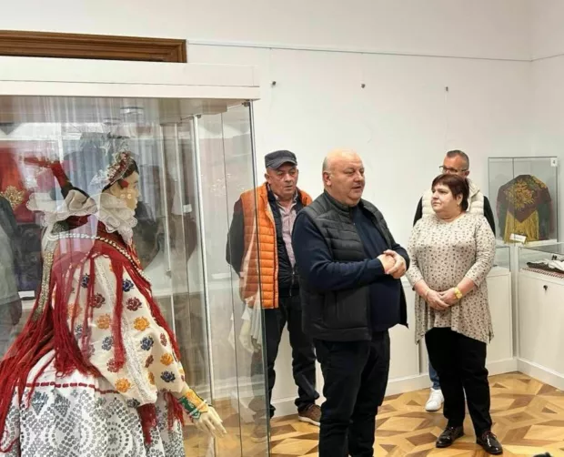 BIZOVACU organizaciji HKUD-a&nbsp;"Osijek 1862" i Etnografskog centra izvrsnosti, pod pokroviteljstvom Općine Bizovac u bizovačkoj općinskoj vijećnici održan je seminar o privatnim etnografskim zbirkama u kulturnoj i turističkoj ponudi OBŽ-a.listopad 2024.