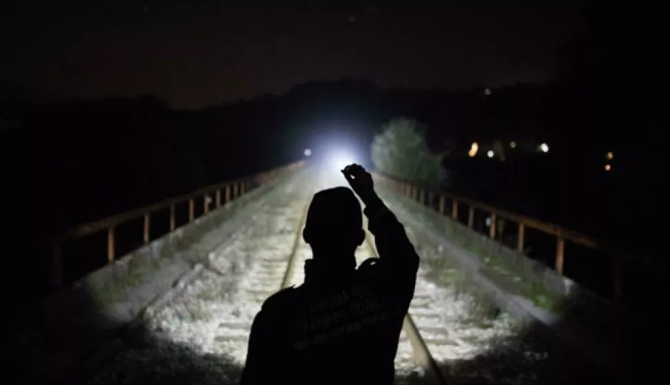 22.10.2020., Zvornik, Bosna i Hercegovina - Rijeka Drina prirodna je granica izmedju BiH i Srbije, takodjer i posljednja rijeka koju migranti moraju prijeci kako bi se domogli BiH, a kasnije Hrvatske i EU. U Zvorniku i regiji granicna policija pokriva oko 130 km granice, a po sistematizaciji GPBiH trenutno nedostaje vise od 300 policijskih sluzbenika za obavljanje redovnih aktivnosti u nadzoru granice i cak 1300 policijskih sluzbenika kako bi se adekvatno odgovorilo na zastitu granice u migrantskoj krizi. S ciljem nadilazenja problema kadrovske ne popunjenosti, kontinuirano se kao ispomoc GPBiH angaziraju policijski sluzbenici Direkcije za koordinaciju policijskih tijela BiH i Drzavne agencije za istrage i zastitu BiH, te Ministarsvo unutrasnjih poslova Republike Srpske. Prema podaci IOM-a u BiH je ove godine uslo 13,350 migranata, a prema podacima GPBiH, oni su odvratili 10,449 migranata i otkrili 35 kaznenih djela "krijumcarenje ljudi". S dolaskom jeseni, tranzit migranata iz Srbije u BiH je sve manji zbog hladnog vremena i visokog vodostaja Drine, ali migranti se vracaju u Srbiju, zbog boljih prihvatnih centara. Policija kontrolira zeljeznicki most, jedinu kopnenu granica sa Srbijom u ovoj regiji (osim granicnog prijelaza) na kojoj migranti pokusavaju ilegalno prijeci granicu. Photo: Armin Durgut/PIXSELL