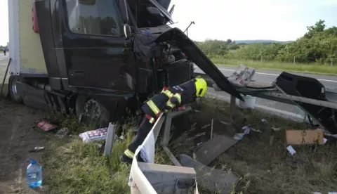 Kamion se zabio u središnju ogradu na autocesti A3 kod Okučana