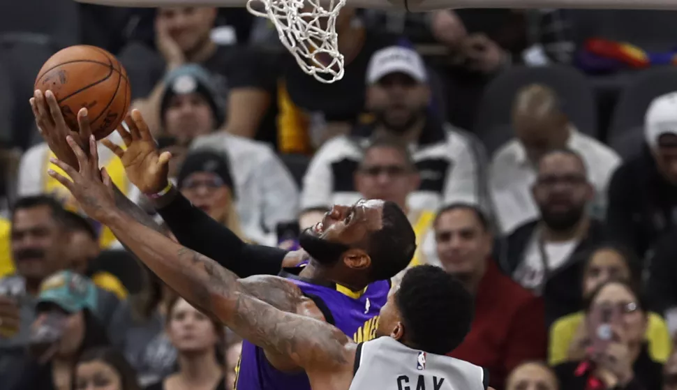 epa07215912 Los Angeles Lakers player LeBron James (L) goes to the basket against San Antonio Spurs player Rudy Gay (R) during the NBA basketball game between the Los Angeles Lakers and the San Antonio Spurs at the AT&T Center in San Antonio, Texas, USA, 07 December 2018. EPA/LARRY W. SMITH SHUTTERSTOCK OUT