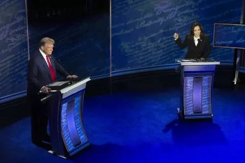 epa11597569 Republican presidential candidate Donald J. Trump (L) and Democratic presidential candidate US Vice President Kamala Harris during a presidential debate hosted by ABC News at the National Constitution Center in Philadelphia, Pennsylvania, USA 10 September 2024. The 90 minute event is the only planned debate between the two candidates in the 2024 presidential election. EPA/DEMETRIUS FREEMAN/POOL