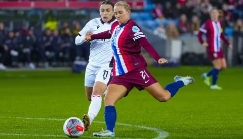 epa11690846 Albania's Megi Doci and Norway's Lisa Naalsund (R) in action during the UEFA 2025 Women's European Qualifiers soccer match between Norway and Albania, in Oslo, Norway, 29 October 2024. EPA/Beate Oma Dahle NORWAY OUT