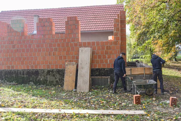 Dobili vodu, dograđuju dom, grade mrtvačnicu