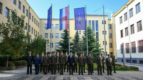 Zagreb, 31.10.2024.- Predsjednik Republike i vrhovni zapovjednik Oru?anih snaga Republike Hrvatske Zoran Milanovi? odr?ao je sastanak u Glavnom sto?eru OSRH s na?elnikom GS OSRH general-pukovnikom Tihomirom Kundidom i njegovim suradnicima, na?elnicima uprava GS OSRH i zapovjednicima grana OSRH. foto HINA/ Ured predsjednika Republike Hrvatske/ Dario Andri?ek/ ua