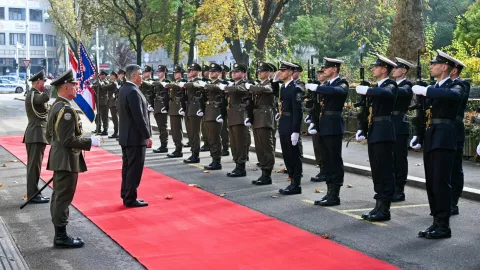 Zagreb, 31.10.2024.- Predsjednik Republike i vrhovni zapovjednik Oru?anih snaga Republike Hrvatske Zoran Milanovi? odr?ao je sastanak u Glavnom sto?eru OSRH s na?elnikom GS OSRH general-pukovnikom Tihomirom Kundidom i njegovim suradnicima, na?elnicima uprava GS OSRH i zapovjednicima grana OSRH. foto HINA/ Ured predsjednika Republike Hrvatske/ Dario Andri?ek/ ua