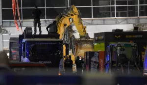 Novi Sad, 1.11.2024. - Jedanaest poginulih i troje te&scaron;ko ozlijeđenih koji su u kritičnom stanju nova je bilanca te&scaron;ke nesreće izazvane u petak oko podneva uru&scaron;avanjem krova željezničkog kolodvora u Novom Sadu, potvrdio je srbijanski ministar unutarnjih poslova Ivica Dačić beogradskim medijima. Dačić je za TV Pink rekao da su ispod ru&scaron;evina izvučene tri osobe, jedine za koje se zasad zna da su preživjele uru&scaron;avanje nadstre&scaron;nice na kolodvoru. Na fotografiji spasilačke ekipe.foto HINA/ TANJUG/ NENAD MIHAJLOVIĆ/ nr/ ml