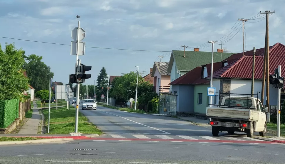 načelnik Općine Bizovac Srećko Vuković i osječka tvrtka Binder sklopili su ugovor o izgradnji pješačko-biciklističke staze kroz Valpovačku ulicu u Bizovcu.Valpovačka ulica, svibanj 2024.