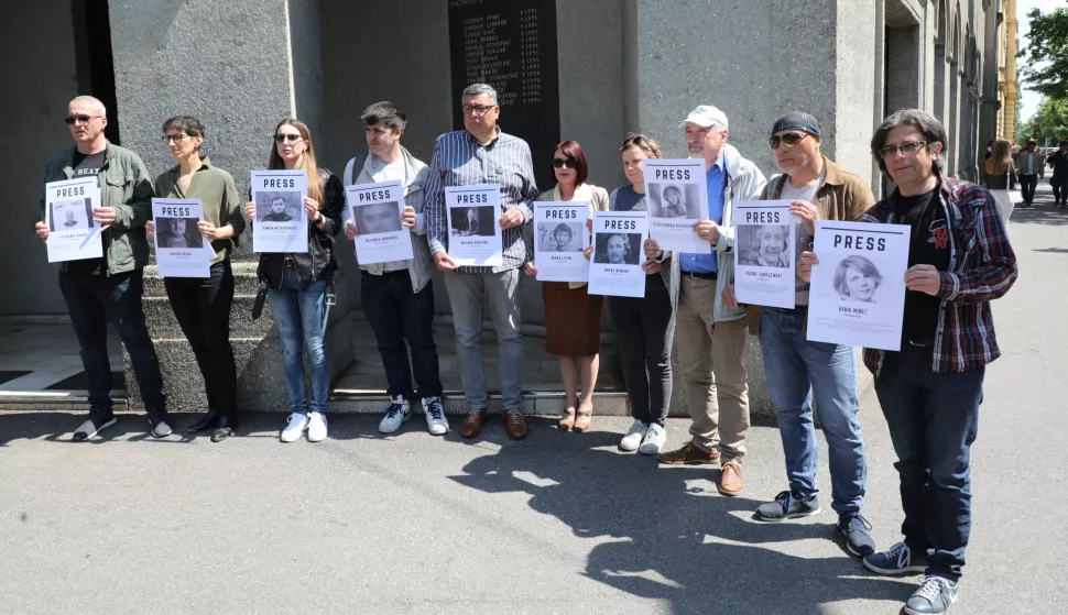 Zagreb, 03.05.2022.- Hrvatsko novinarsko društvo (HND) i Sindikat novinara Hrvatske (SNH) na Svjetski dan slobode medija 3. svibnja, odali su počast novinarima ubijenima u ratu u Ukrajini, ali i svim novinarima i novinarkama čija je sloboda rada ugrožena. foto HINA/ Admir BULJUBAŠIĆ/ abu