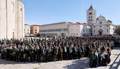 Zadar, 03.11.2024. - 15. zajednička proslava spomendana Sv. Huberta, zaštitnika lovaca i lovstva, u organizaciji Hrvatskog lovačkog saveza. Tradicionalna proslava okupi više od 1000 lovaca iz cijele Hrvatske, a održava se u organizaciji Hrvatskog lovačkog saveza uz domaćina Lovački savez Zadarske županije te potporu Grada Zadra i Zadarske županije.Na fotografiji: Snimanje milenijske fotografije Šime Strikomana, Foto HINA/Zvonko KUCELIN