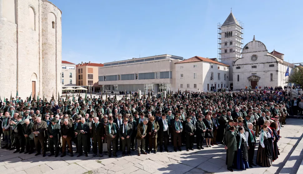 Zadar, 03.11.2024. - 15. zajednička proslava spomendana Sv. Huberta, zaštitnika lovaca i lovstva, u organizaciji Hrvatskog lovačkog saveza. Tradicionalna proslava okupi više od 1000 lovaca iz cijele Hrvatske, a održava se u organizaciji Hrvatskog lovačkog saveza uz domaćina Lovački savez Zadarske županije te potporu Grada Zadra i Zadarske županije.Na fotografiji: Snimanje milenijske fotografije Šime Strikomana, Foto HINA/Zvonko KUCELIN