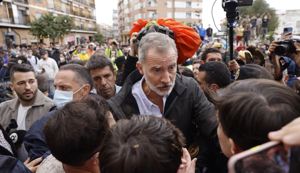 epa11698735 Spain's King Felipe (C) tries to calm down angry citizens as he visits Paiporta, in the province of Valencia, eastern Spain, 03 November 2024. A crowd of angry citizens tossed mud and shouted insults at Spain's King Felipe VI, Queen Letizia, and government officials when they paid their first visit to Paiporta following the recent floods in Valencia and neighboring provinces. EPA/Ana Escobar