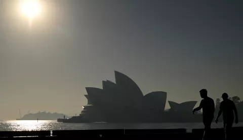 epa08007215 Two people walk along a promenade as a smoke haze caused by bushfires engulfs the Sydney Opera House in Sydney, News South Wales, Australia, 19 November 2019. Sydney has awoken to a thick blanket of smoke as New South Wales residents were urged to 'stay vigilant' amid severe fire dangers and a hot, windy weather forecast. EPA/JOEL CARRETT AUSTRALIA AND NEW ZEALAND OUT