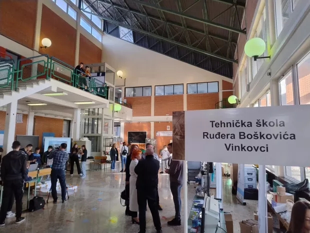 VINKOVCIU Tehničkoj &scaron;koli Ruđera Bo&scaron;kovića&nbsp;održana je&nbsp;četvrta&nbsp;edukativna manifestacija RoboDan i Dan tehnologija.2024.