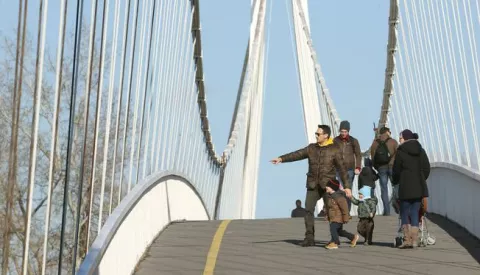 OSIJEK, 05. 02. 2017, PROMENADA, PJEAČKI MOST. TETNJA LIJEPO VRIJEME. SLOBODNJAK.snimio GOJKO MITIĆ