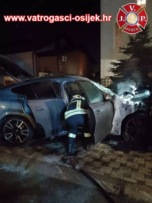 Izgorio automobil u Vla&scaron;ićkoj ulici u Osijeku