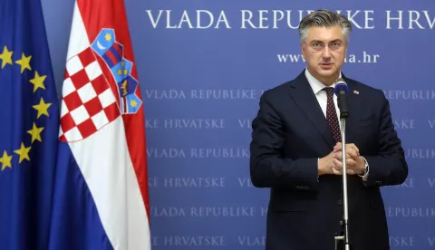 Zagreb, 04.07.2024 - Predsjednik Vlade Andrej Plenković primio je članove Hrvatske folklorne grupe Zagreb iz Pertha. Govore su održali premijer Andrej Plenković, generalni konzul RH u Australiji (Perth) Zoran Šangut i predstavnik Hrvatske folklorne grupe Zagreb iz Pertha Raymond Vicko Pecotic. Na fotografiji premijer Andrej Plenković.foto HINA/ Denis CERIĆ /dc