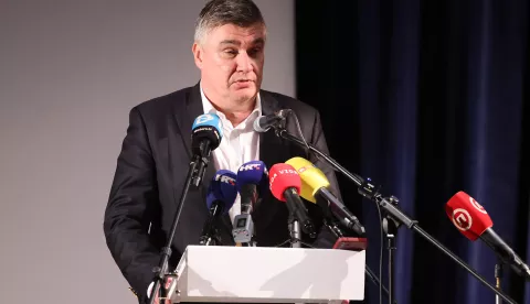 Zadar, 30.10.2024. - Predsjednik Republike Zoran Milanović sudjelovao je u svečanosti obilježavanja 80. godi&scaron;njice oslobođenja Zadra od fa&scaron;izma, nacizma i vraćanje Hrvatskoj. Tim povodom Udruga antifa&scaron;ističkih boraca i antifa&scaron;ista grada Zadra u suradnji sa Zajednicom udruga antifa&scaron;ističkih boraca i antifa&scaron;ista Zadarske županije te uz potporu Grada Zadra, Zadarske županije i pod pokroviteljstvom Predsjednika RH, održan je prigodni program u Providurova palači Na fotografiji: Zoran Milanovic,  Foto HINA/Zvonko KUCELIN