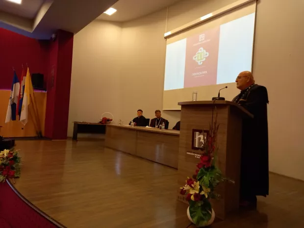 ĐAKOVOMisnim slavljem u katedrali u srijedu je započeo Dan fakulteta KBF-a u Đakovu, koji od 2005. djeluje u sastavu Sveučili&scaron;ta J. J. Strossmayera u Osijeku, a 20 godina tog pridruživanja, rečeno je na svečanoj akademiji u Sredi&scaron;njoj nadbiskupijskoj i fakultetskoj knjižnici, obilježit će se 2025.