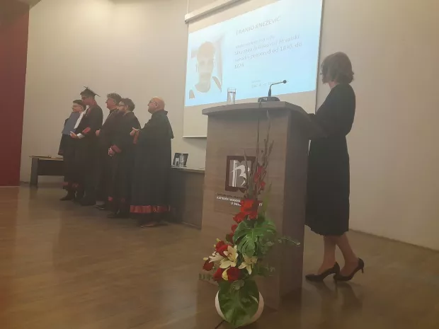 ĐAKOVOMisnim slavljem u katedrali u srijedu je započeo Dan fakulteta KBF-a u Đakovu, koji od 2005. djeluje u sastavu Sveučili&scaron;ta J. J. Strossmayera u Osijeku, a 20 godina tog pridruživanja, rečeno je na svečanoj akademiji u Sredi&scaron;njoj nadbiskupijskoj i fakultetskoj knjižnici, obilježit će se 2025.