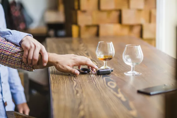 alkohol voznja automobil ključevi pijanstvo prevencija ne vozi kad pijes ilustracijafreepik
