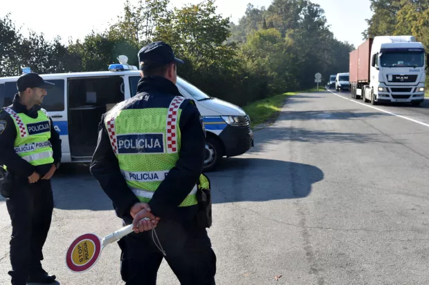 Slavonija...DC55_Županja-Vinkovci...21.10.2024.Ministarstvo unutarnjih poslova po peti put obilježava Nacionalni dan sigurnosti cestovnog prometa, a obilježila je i Policijska uprava vukovarsko-srijemska pojačanim nadzorom cestovnog prometa usmjerenim na suzbijanje prekr&scaron;aja kojima su uzrokovane najteže prometne nesreće;foto Gordan Panić