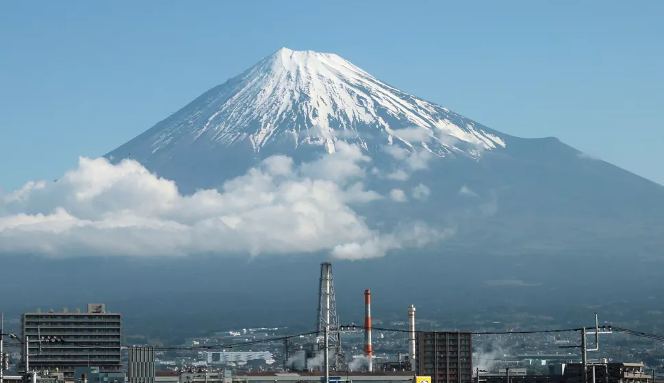 epaselect epa11394743 Mount Fuji is pictured in Fuji City, Shizuoka prefecture, Japan, 10 April 2024 (issued 07 June 2024). On 07 June, Masahiro Kubota of the Fuji City Exchange and Tourism Division confirmed that a metal fence will be installed in July to block tourists' access to a famous photo spot at Mount Fuji Dream Bridge. In the meantime, the city installed temporary toilets and a parking lot to cope with the flow of foreign tourists. EPA/JIJI PRESS JAPAN OUT EDITORIAL USE ONLY/