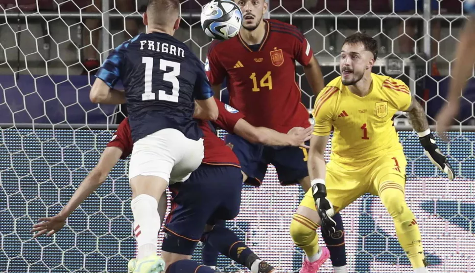 epa10710128 Spain's goalkeeper Arnau Tenas (R) in action against Croatia's Matija Frigan (L) during the UEFA Under-21 Championship group stage match between Spain and Croatia in Bucharest, Romania, 24 June 2023. EPA/Robert Ghement