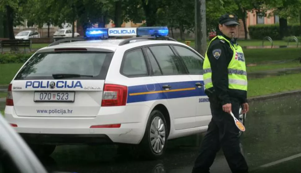 OSIJEK, 14. 05. 2014, GUNDULIĆEVA ULICA KOD TRGOVAČKE KOLE OKO 14 I 30. PROMETNA NESREĆA TRI OSOBNA VOZILA, LANČANI SUDAR. POLICIJA, HITNA, GUVA ...snimio GOJKO MITIĆ