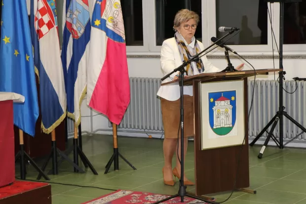Oporbi 19 zasjedanja malo, Grad ju proziva za neodaziv vijećnika