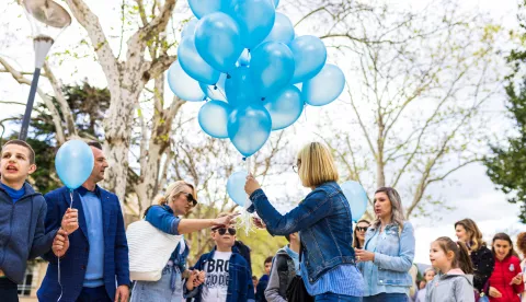 02.04.2024., Mostar, Bosna i Hercegovina - Pustanjem plavih balona u zrak, izrazen znak potpore osobama s autizmom.  Photo: Denis Kapetanovic/PIXSELL