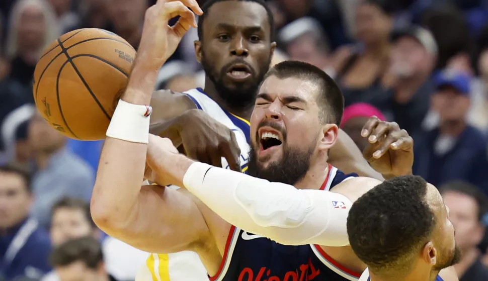 epa11688462 Golden State Warriors forward Andrew Wiggins (L) knocks the ball away from LA Clippers center Ivica Zubac during the second half of an NBA game in San Francisco, California, USA, 27 October 2024. EPA/JOHN G. MABANGLO SHUTTERSTOCK OUT