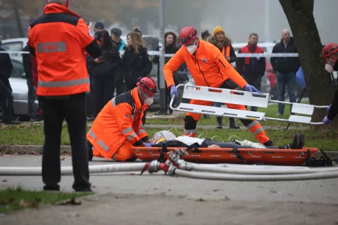 Zagreb, 08.11.2024. - Terenska vježba civilne zaštite pod nazivom "Povjerenik civilne zaštite 2024.". Vježba je uključivala simulaciju požara u garažnom prostoru zgrade i postupke u slučaju otkrivanja radioaktivnog izvora. Cilj vježbe bio je provjeriti spremnost sustava civilne zaštite za brze reakcije u situacijama visokog rizika, poput požara i radioloških incidenata.foto HINA/ Daniel KASAP/ ml