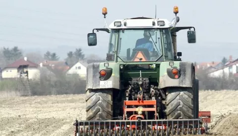 18.04.2013., Varazdin - Poljoprivrednici varazdinske zupanije nakon sto se voda povukla i zemlja se malo osusila konacno su zapoceli pripremati zemlje za proljetnu sjetvu. Photo: Marko Jurinec/PIXSELL------1 stupac colornovosti