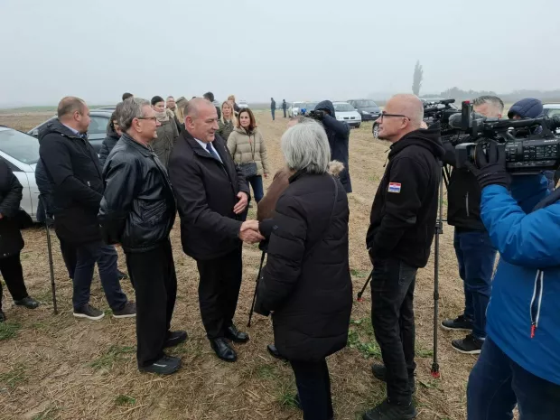 Ministar Medved s obiteljima koje traže svoje najmilije kod lokacije blizu Negoslavaca gdje su pronađeni posmrtni ostaci 5 mu&scaron;karaca 