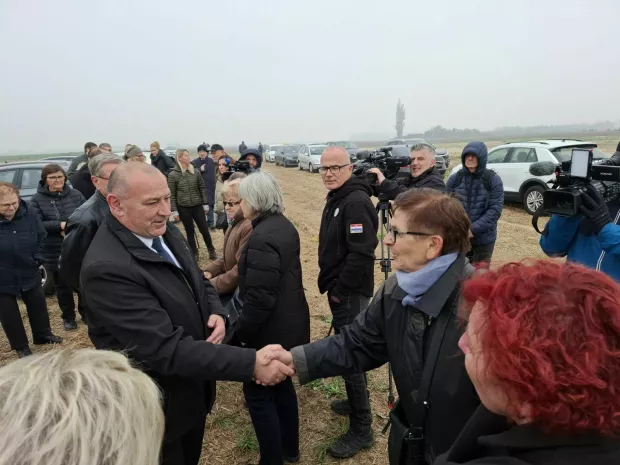 Ministar Medved s obiteljima koje traže svoje najmilije kod lokacije blizu Negoslavaca gdje su pronađeni posmrtni ostaci 5 mu&scaron;karaca 