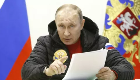 epa05878315 Russian President Vladimir Putin speaks during a meeting on an integrated development of the Arctic at a military base in Alexandra Land in remote Arctic islands of Franz Josef Land, Russia, 29 March 2017 (issued 30 March 2017). Vladimir Putin made a visit to inspect the progress of the elimination of environmental damage in the Russian Arctic zone. EPA/SERGEI KARPUKHIN/POOL