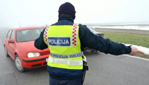 ?klisa, 16.12.2012, cesta osijek-vukovar, prometna policija, regulacija prometa, 500tinjak metara prije krianja bobota - vuka, prometna nesreća, maglasnimio zdenko puić------crna3 st color