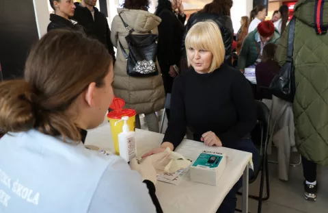 Osijek, 09. 11. 2024., Portanova, Dan šećerne bolesti, obilježavanje, mjerenje šećera, dijabetes, Romana Kovačević - pročelnica Upravnog odjela za socijalnu zaštitu, umirovljenike i zdravstvoSNIMIO BRUNO JOBST