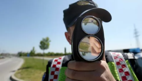 snimio Davor KIBEL, Osijek, 21.04.2016. Gacka ulica, policija kontrolira brzinu vonje, kontrola brzine, brzina, vonja, patrola na cesti, organizirana akcija kontrole, ograničenje, brza vonja