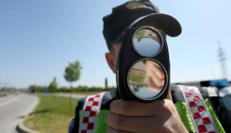 snimio Davor KIBEL, Osijek, 21.04.2016. Gacka ulica, policija kontrolira brzinu vonje, kontrola brzine, brzina, vonja, patrola na cesti, organizirana akcija kontrole, ograničenje, brza vonja