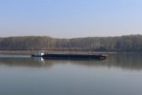 Dalj, 07. 11. 2024, Dalj, Dan Općine Erdut. Dunav kod Dalja, šlep na Dunavu.snimio GOJKO MITIĆ