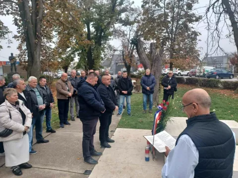 STARI MIKANOVCIVeterani Domovinskoga rata pripadnici 65. lakog samohodnog topničko-raketnog diviziona protuzračne obrane (65. lstrd PZO) na svom redovitom godi&scaron;njem susretu okupili su se u Starim Mikanovcima položiti vijence i zapaliti svijeće kod spomenika u sredi&scaron;tu sela, u sjećanje na sve poginule u Domovinskom ratu i na preminule pripadnike postrojbe.studeni 2024.