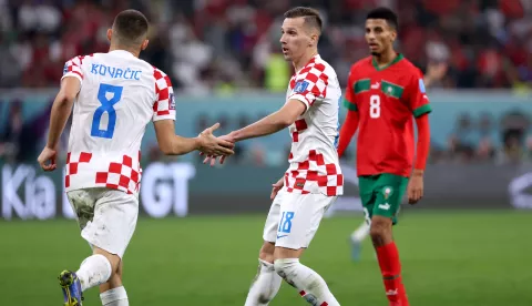 Doha, 17.12.2022. - Utakmica za treće mjesto Svjetskog nogometnog prvenstva Hrvatska - Maroko na stadionu Khalifa International. Na fotografiji Mateo Kovačić, Mislav Oršić, Azzedine Ounahi. foto HINA/ Damir SENČAR/ dk