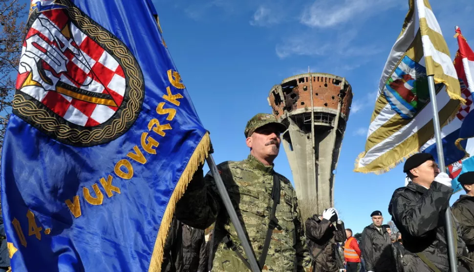 novosti...vukovar...18.11.2014.kolona sjecanja na zrtvu vukovara pod nazivom vukovar - mjesto posebnog pijeteta krenula, kao i svake godine, poslije prigodnog programa u dvoristu vukovarske bolnice; na celu stijegovi...foto gordan panic