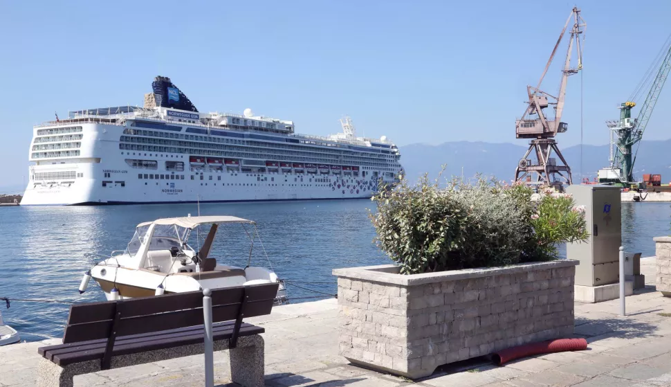 Rijeka, 15.08.2023. - U riječku luku u utorak ujutro uplovio je kruzer Norwegian Gem. Kako je u hrvatskoj proglašen neradni dan, mnogi turisti s kruzera naišli su na zatvorena vrata kako trgovina i kioska tako i muzeja. Preostala im je jedino šetnja gradom iako su neki od njih posjetili Trsatsku gradinu te uživali u pogledu na kruzer. foto HINA/ Miljenko KLEPAC/ ml